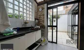 Imagem 6: Casa de três quartos, suíte e quatro vagas de garagem no bairro Menino Deus em Porto Alegr