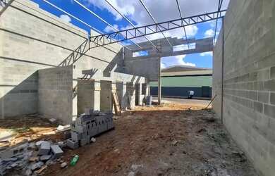Imagem 3: Galpão comercial em fase de construção de 400m² com 02 banheiros para locação - Vila Brasi