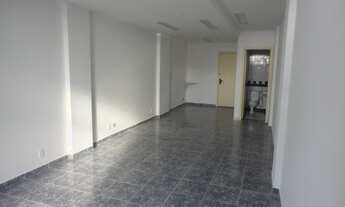 Imagem 6: Ampla sala comercial com banheiro e vista livre para a Prefeitura de Niterói em um dos pré
