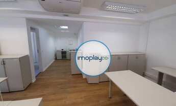 Imagem 6: Sala de 286 metros com piso laminado de madeira, com divisórias de vidro