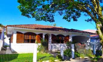 Imagem 2: Casa para venda tem 250 metros quadrados com 3 quartos em Córrego Grande - Florianópolis