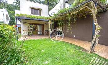 Imagem 3: Residência no Pacaembu, rua arborizada, casa com projeto moderno