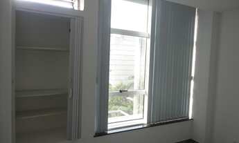 Imagem 4: Ampla sala comercial com banheiro e vista livre para a Prefeitura de Niterói em um dos pré