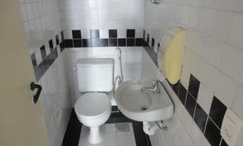 Imagem 7: Ampla sala comercial com banheiro e vista livre para a Prefeitura de Niterói em um dos pré