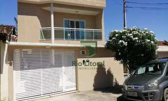 Imagem 2: Casa duplex à venda com 3 dormitórios, sendo 1 suíte no bairro Novo Rio das Ostras/RJ