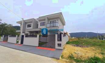 Imagem 2: JMR - Lindo sobrado com 03 dormitórios / 01 suíte 02 vagas cobertas em São Jose SC