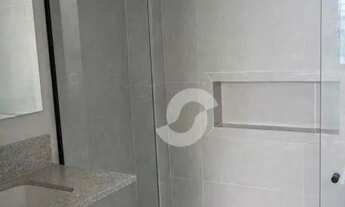 Imagem 2: No coração de Icaraí, este apartamento de 2 quartos totalmente modernizado