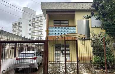 Imagem: Terreno amplo com 690m², com duas casas