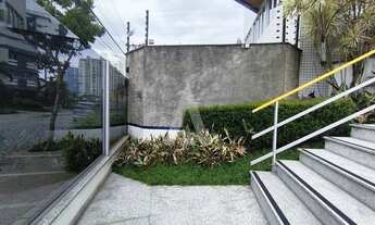 Imagem 4: Apartamento residencial com 3 quartos, sendo um deles suite, cozinha com armários e sacada