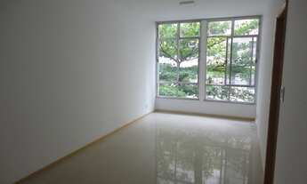 Imagem 3: Apartamento de frente com garagem localizado na 2ª quadra da praia de Icaraí