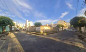 Imagem 2: Casa simples em lote Grande de esquina