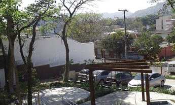 Imagem 6: No Sy Condomínio Praça, vendo apartamento de dois dormitórios, suíte, com piso, móveis fix