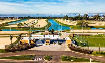Imagem 2: Terreno único de fundos para o lago e com uma lateral sem vizinho!