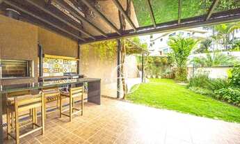 Imagem: Residência no Pacaembu, rua arborizada