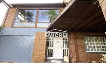 Imagem 2: EMICREI VENDE CASA com 271,71 m², 4 quartos sendo 1 suíte, 4 banheiros, garagem para 4 ca