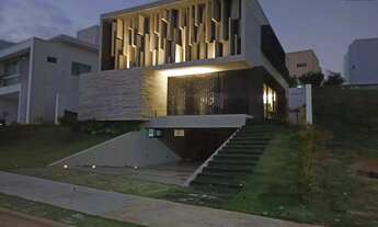 Imagem 3: Casa Duplex para Venda, 4 Suítes, 5 Banheiros, Área Total de 300 m², em Condomínio Fechado