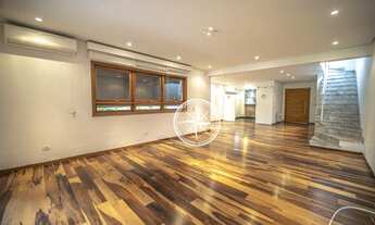 Imagem 4: Residência no Pacaembu, rua arborizada, casa com projeto moderno