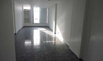 Imagem: Ampla sala comercial com banheiro e vista