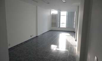 Imagem 2: Ampla sala comercial com banheiro e vista livre para a Prefeitura de Niterói em um dos pré