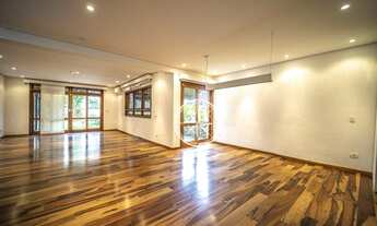 Imagem 5: Residência no Pacaembu, rua arborizada, casa com projeto moderno