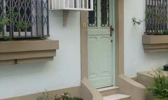 Imagem: Casa de vila em frente ao portão principal