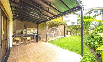 Imagem 6: Residência no Pacaembu, rua arborizada, casa com projeto moderno