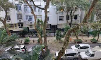 Imagem 3: OPORTUNIDADE a 2 quadras da praia do Leme! Imóvel reformado todo no durafloor e amplos qua