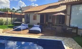 Imagem 2: Casa de condomínio para venda tem 196 metros quadrados com 3 quartos