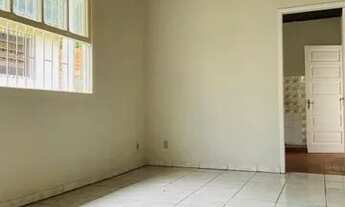 Imagem 6: Casa com 2/4 em rua principal