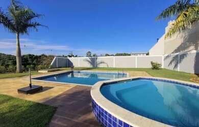 Imagem 2: Casa de condomínio Portal dos Lagos térrea para venda tem 330 metros com 3 suites em Boitu