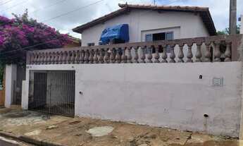 Imagem: Casa com 3 quartos e amplo quintal