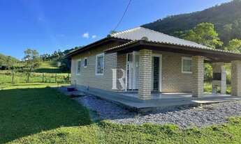 Imagem 2: Casa no interior à venda semi mobiliada à 18 km da cidade, com 02 dormiórios, churrasqueir