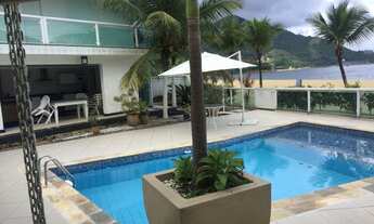 Imagem 2: Linda casa pé na areia para locação anual: 5 suítes sendo duas com sacada privada; Sala a