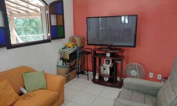 Imagem 2: Casa duplex em centro de terreno, junto a todo comércio