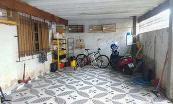 Imagem 3: Casa térrea, com 2 vagas de garagem cobertas, nos fundos tem 2 casinhas de renda já alugad