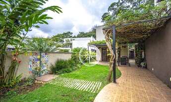 Imagem 2: Residência no Pacaembu, rua arborizada, casa com projeto moderno