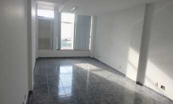 Imagem 3: Ampla sala comercial com banheiro e vista livre para a Prefeitura de Niterói em um dos pré
