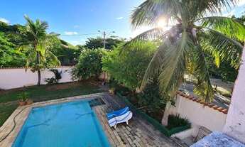 Imagem: Casa com 03 Quartos com Quintal, Piscina