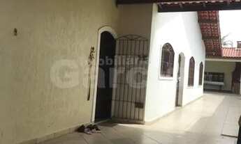 Imagem 2: Casa térrea com 3 dormitórios sendo 1 suítes, com edícula a 200 metros da praia