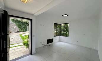 Imagem 4: Casa de alto padrão com 5 quartos sendo 3 suítes em condomínio no bairro Trindade em Flori