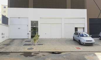 Imagem 2: Loja com 240m² de Área Total, 3 Banheiros e Vagas de Garagem em Frente, à venda no bairro