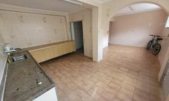 Imagem 6: Sobrado com quintal/garagem, cozinha ampla, sala de jantar e muito mais. Bem conservado!