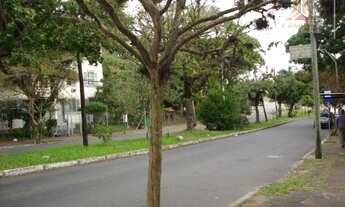 Imagem 7: Vendo no Bairro IAPI, apartamento de três dormitórios com garagem individual fechada