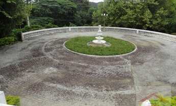 Imagem 6: Mansão em condomínio com muito verde