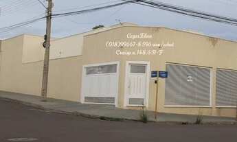 Imagem: Vende-se uma casa com três quartos sendo