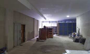 Imagem 4: Loja com 240m² de Área Total, 3 Banheiros e Vagas de Garagem em Frente, à venda no bairro