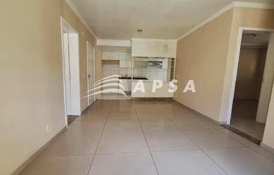 Imagem 2: AO ABRIR A PORTA, VOCÊ SENTE: ESTE NÃO É APENAS UM APARTAMENTO, É UM LAR. A SALA ACOLHE CO