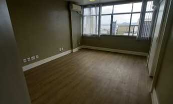 Imagem 5: Sala no coração da Av. Rio Branco. 70 m², 3 ambientes, ar-condicionado central e mais 3