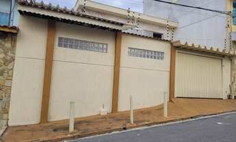 Imagem 3: Sobrado com quintal/garagem, cozinha ampla, sala de jantar e muito mais. Bem conservado!