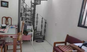 Imagem 7: Casa duplex em centro de terreno, junto a todo comércio